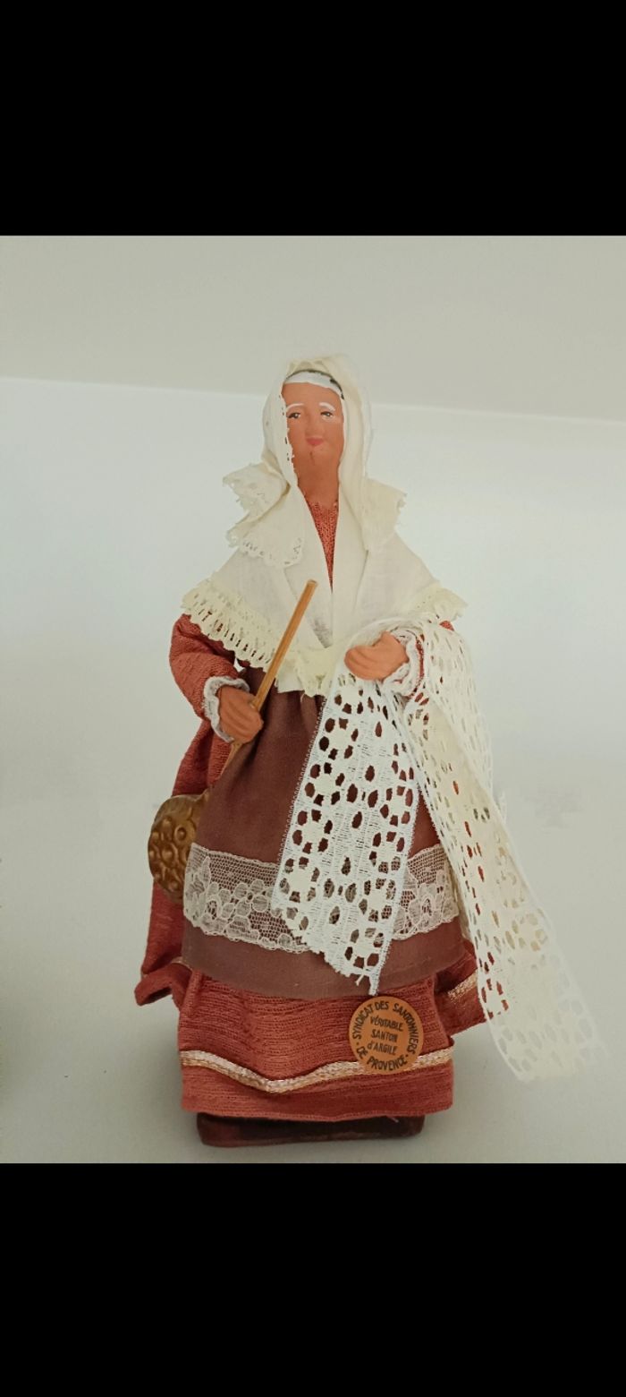 Santon de Provence habillé la femme au tisonnier signé Yolande