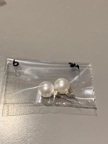 Boucles d’oreilles Adopt’ n•84 Perles boules blanc  Structures tiges + fermoirs argentés  Bijoux