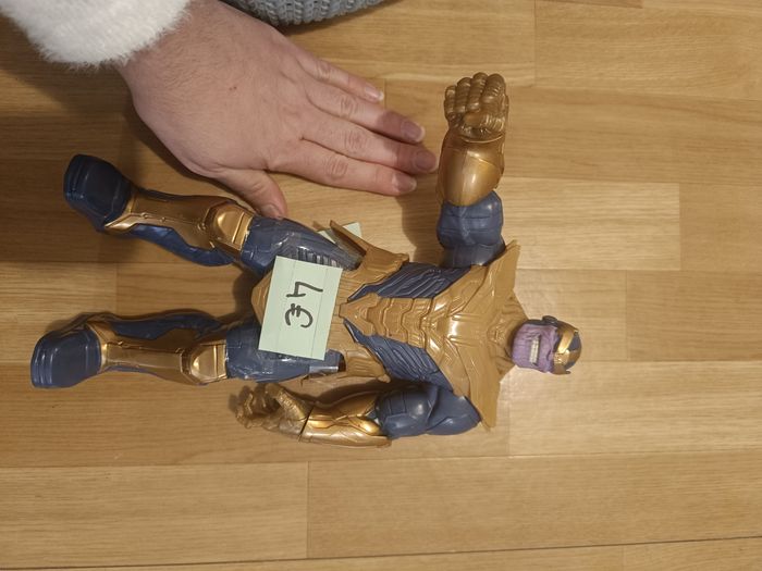 Figurine thanos titan