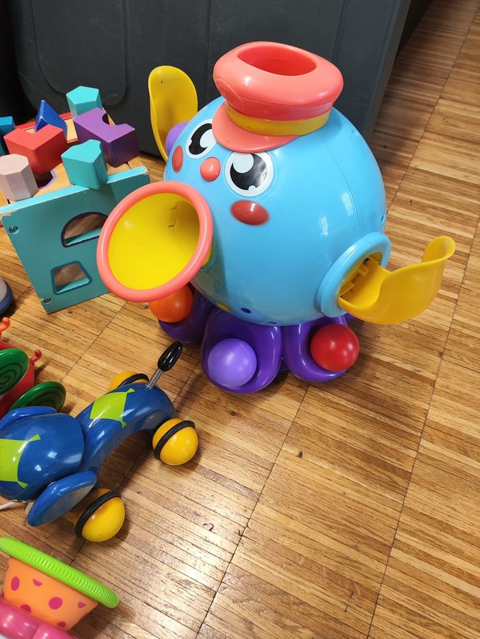 Lot jeu jouets eveil bébé enfant dont veilleuses motricité dextérité activité boulier forme géométrie bois doudou musical - beaba kidilou mikey ouaps pieuvre malice gobelet 1er premier age - photo numéro 2