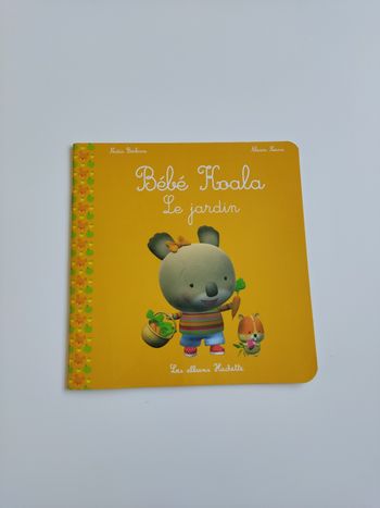 Bébé koala le jardin