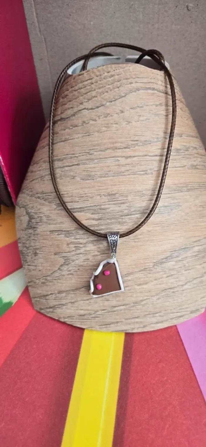 Collier part de gâteau fimo neuf