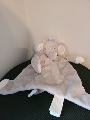 DOUDOU PLAT ÉLÉPHANT KIMBALOO GRIS SPIRALES LA HALLE 38 CM