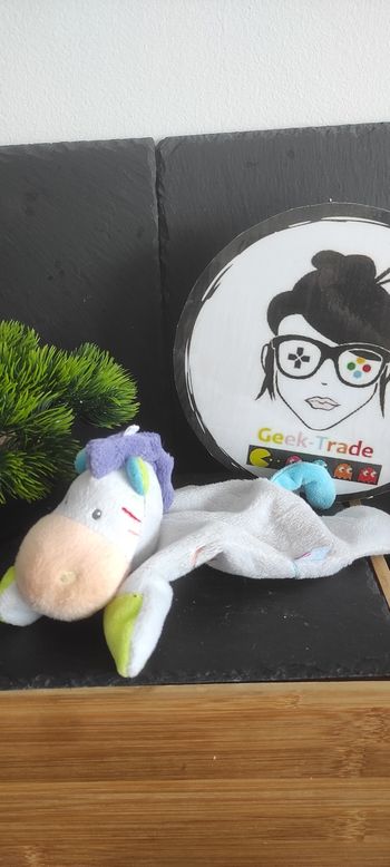 doudou plat cheval zèbre sucre d'orge violet bleu vert rayé rose couché plat