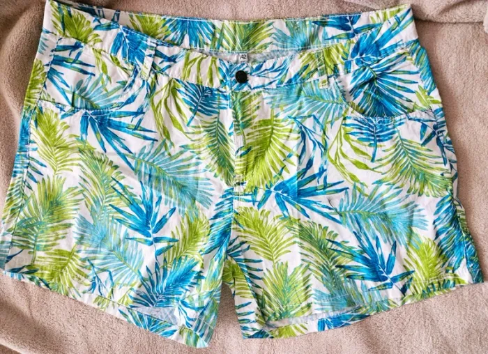 Short imprimé feuilles Taille 42 Neuf - photo numéro 2