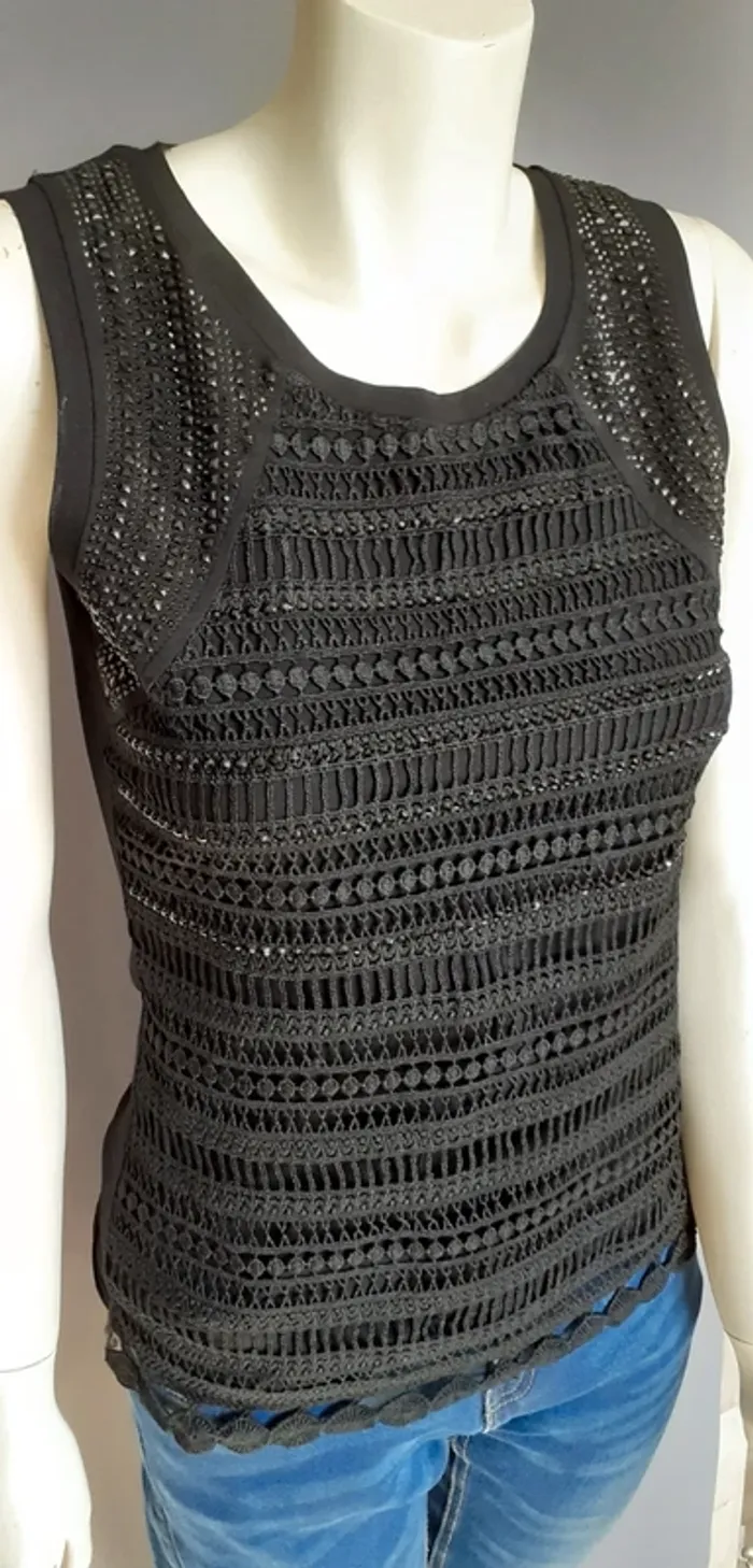Joli haut noir avec dentelle et strass noir. - photo numéro 2