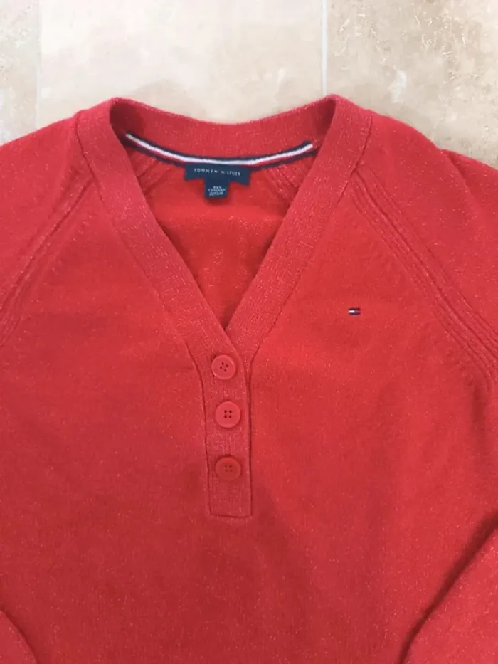 Joli pull rouge col V bouton femme Tommy Hilfiger avec logoo chic comme neuf S selon mesures - photo numéro 4