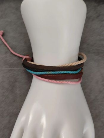 bracelet fantaisie réglable en cordeletettes multicolores et lanières simili cuir.