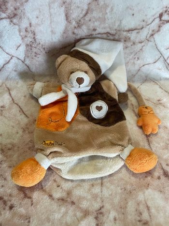 Doudou plat marionnette ours marron beige orange bonnet blanc  BabyNat’ Baby Nat’