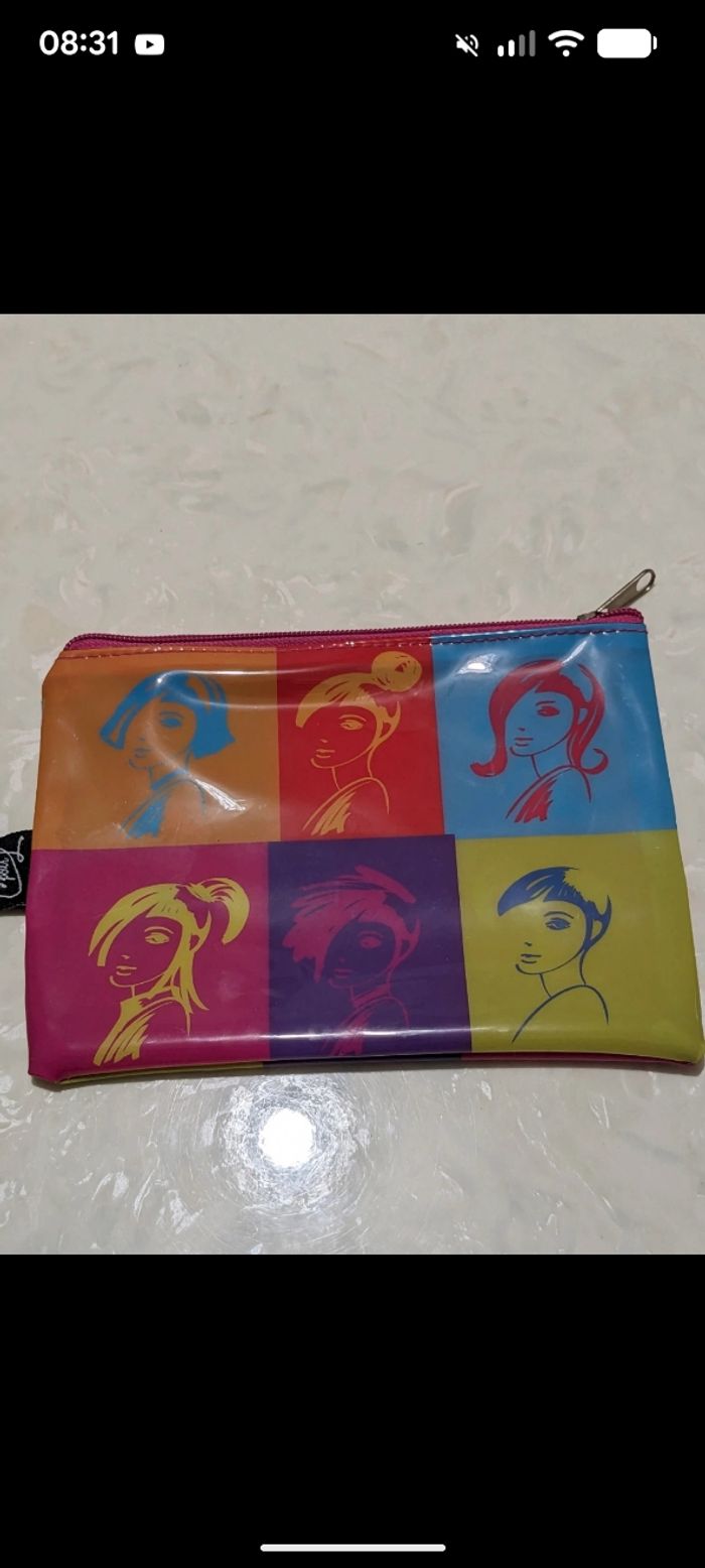 Jolie trousse à maquillage très originale.