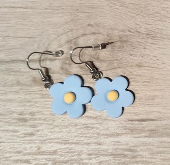 Petites fleurs bleu clair en résine en boucles d'oreilles