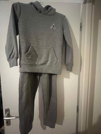 Survêtement Adidas taille 7 ans