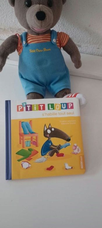 Livre petit loup s'habille tout seul