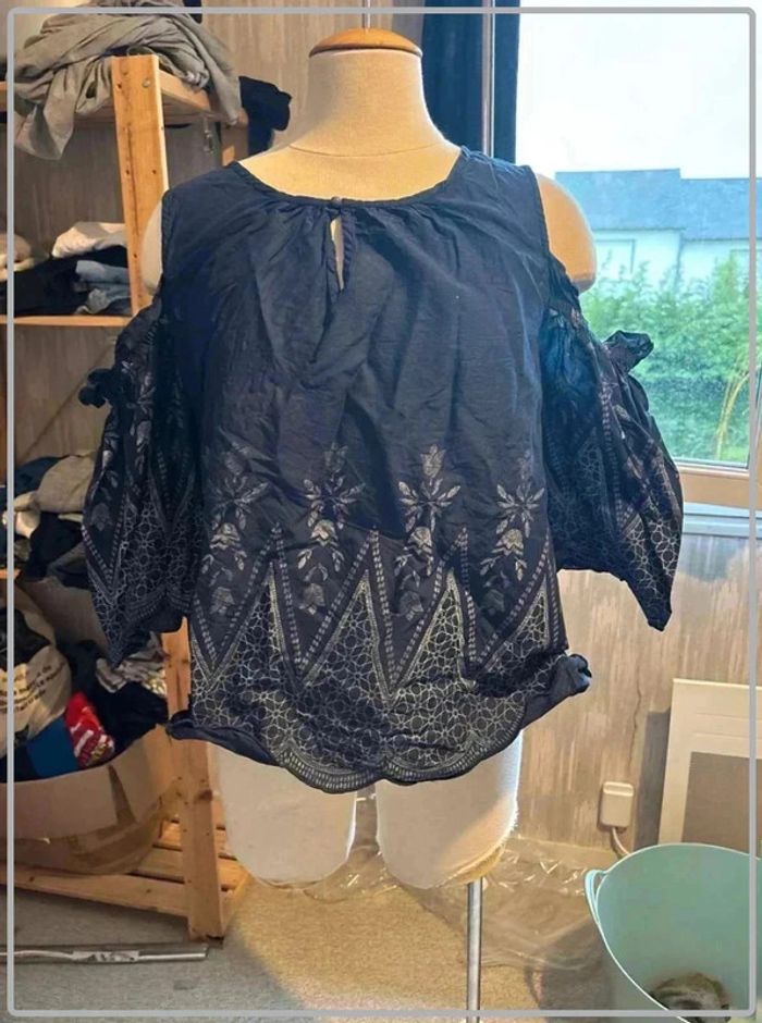 Magnifique t  shirt épaule dénudée taille 46 - photo numéro 2