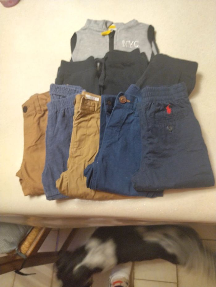 Lot de 5 pantalons, 3 bas de jogging et une veste à capuche. Taille 9/12 mois