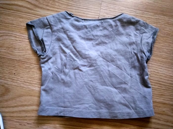 Tee shirt vert kaki. Court.
Taille 18 mois - photo numéro 5