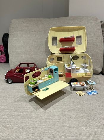 Caravane et voiture rouge