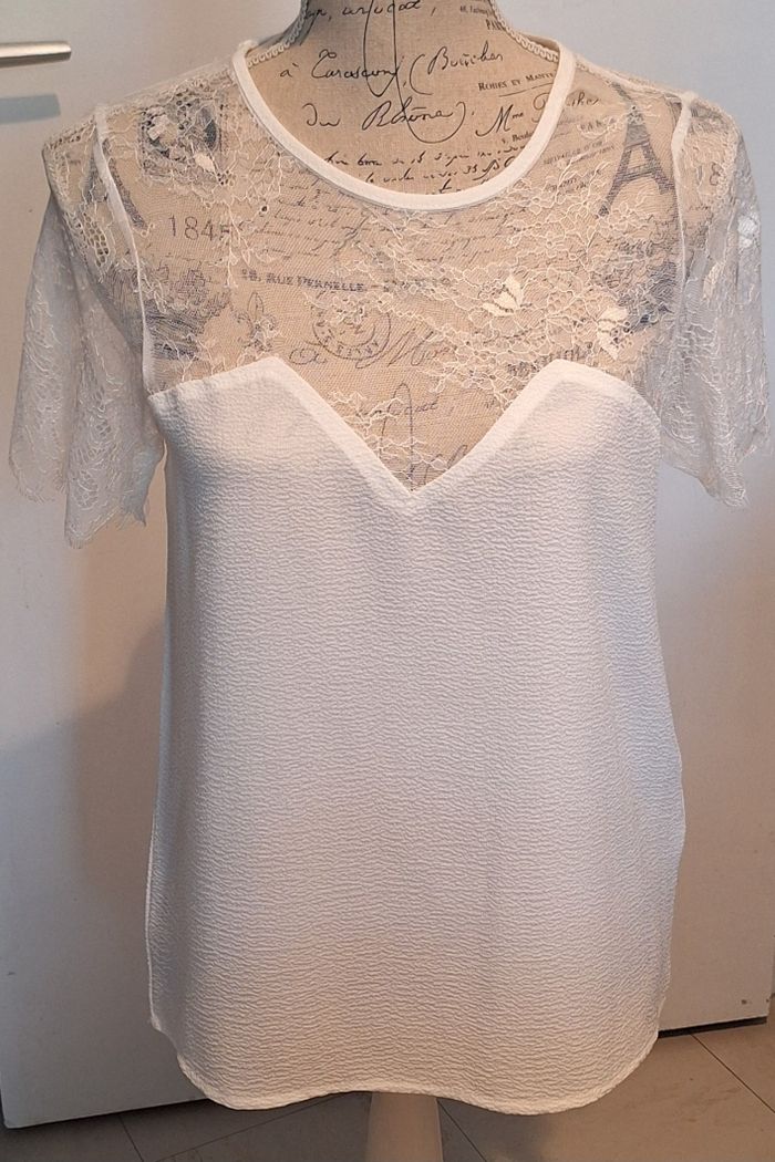 Blouse blanche avec col et manches en dentelle délicate et transparente