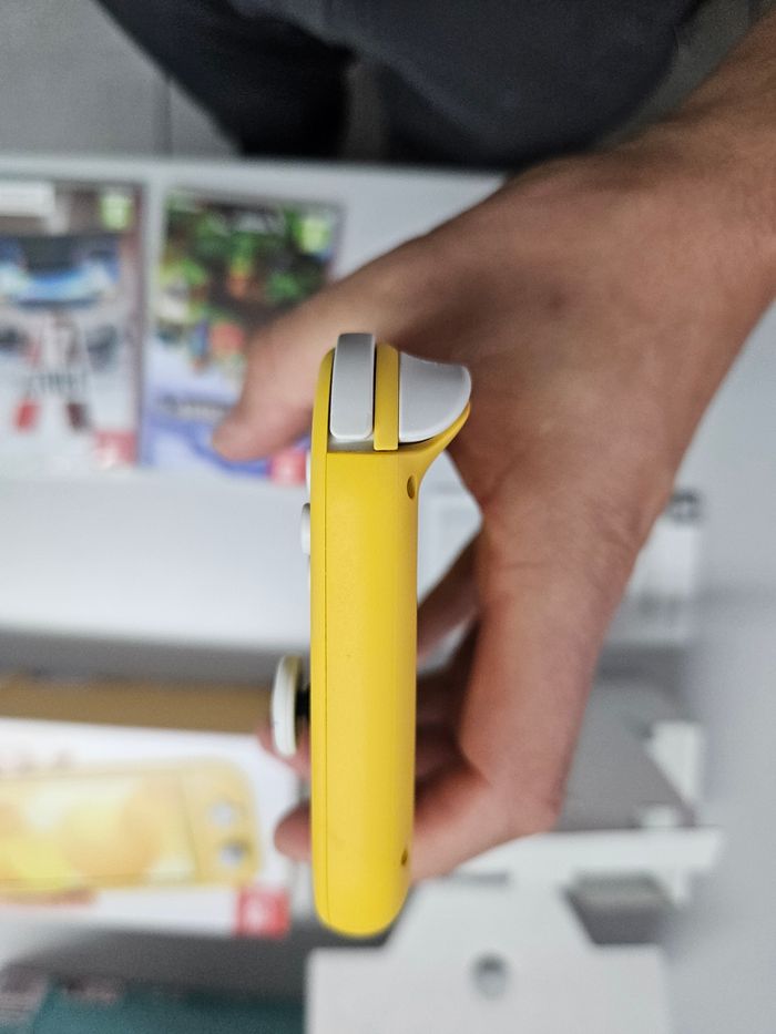 Nintendo switch lite jaune acheté en février - photo numéro 4