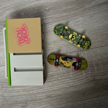 Skates et rampe deck tech