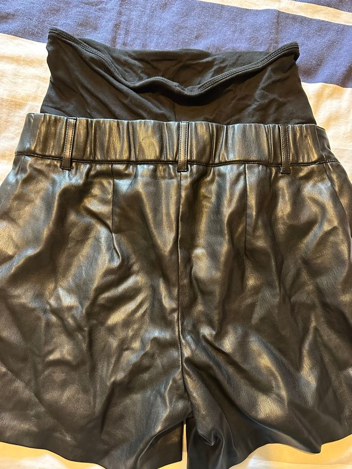 Tenue grossesse maternité. Short en cuir - photo numéro 4