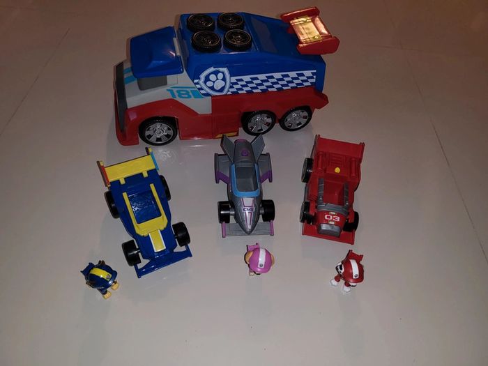 Camion paw patrol - 3 voitures de courses et 3 figurines