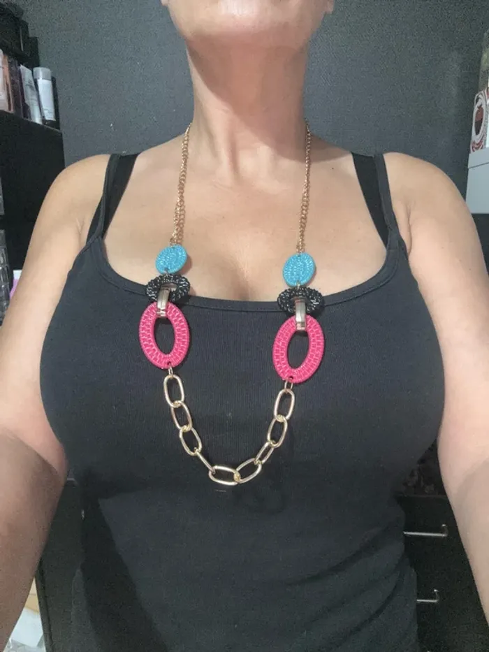 Collier fantaisie doré-rose fuchsia-bleu-noir neuf
