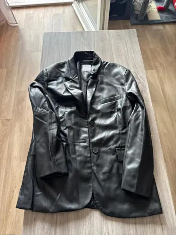 Blazer en simili cuir Bershka