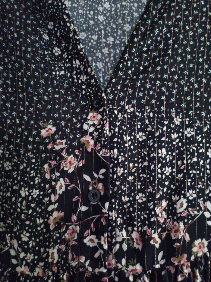 Robe évasée fluide boutonnée à volants, noir, fleurs roses et blanches, avec fils dorés "Paprika" - photo numéro 3