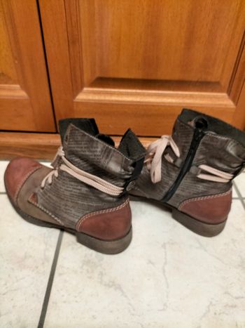 Chaussures montantes marron et écritures