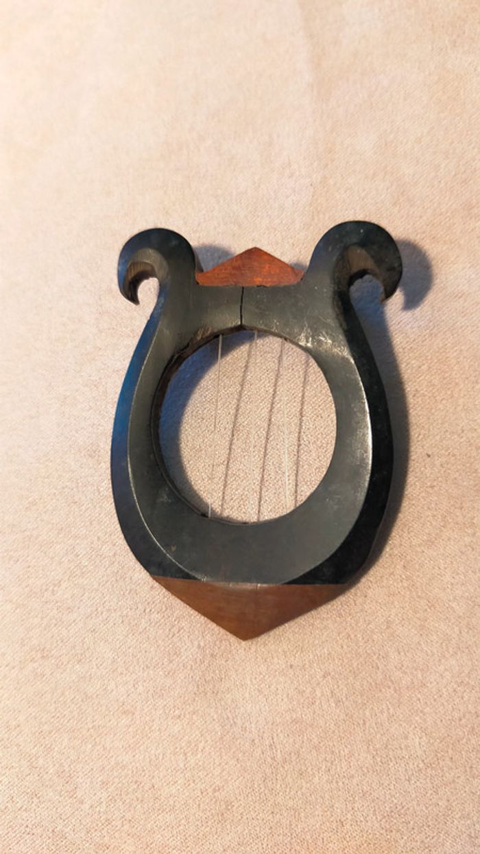 Broche instrument sculpté - bois brut & cordes - Collection Terres d’Ailleurs