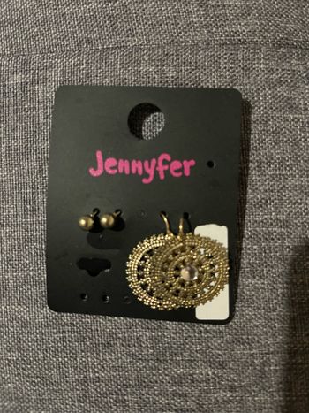 Deux paires de boucles d’oreilles neuves