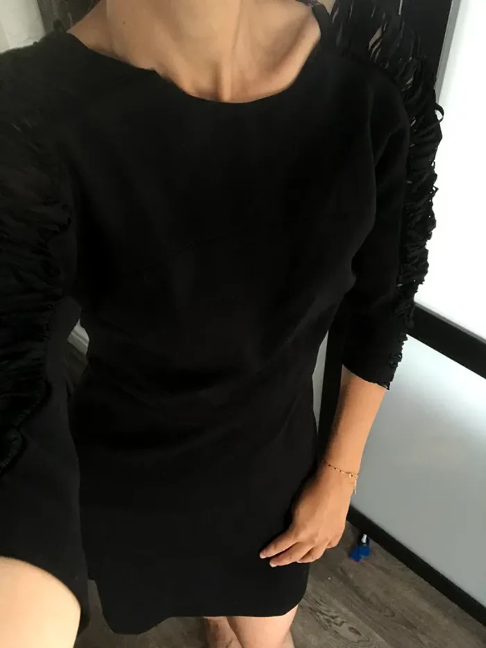 Petite robe noire manche ouverte Sandro coupe evasée et bien cintrée - photo numéro 4