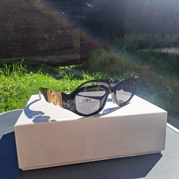 Lunettes de soleil noires style luxe – détails dorés