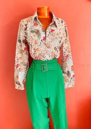 Élégant pantalon carotte vert sapin avec ceinture