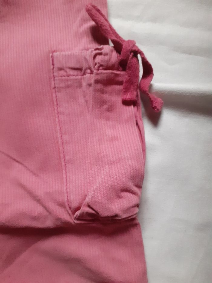 Pantalon vieux rose motif fleurs avec poches de chaque côtés - photo numéro 4