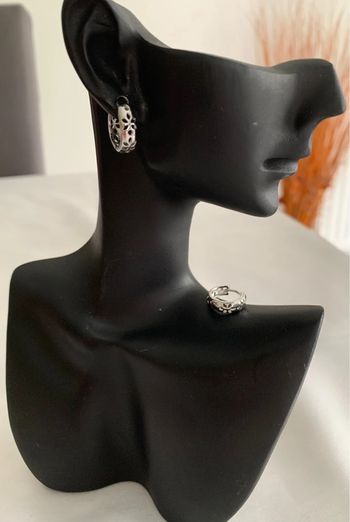 Boucles d’oreilles créoles fleur sculptée et argentée 15 mm