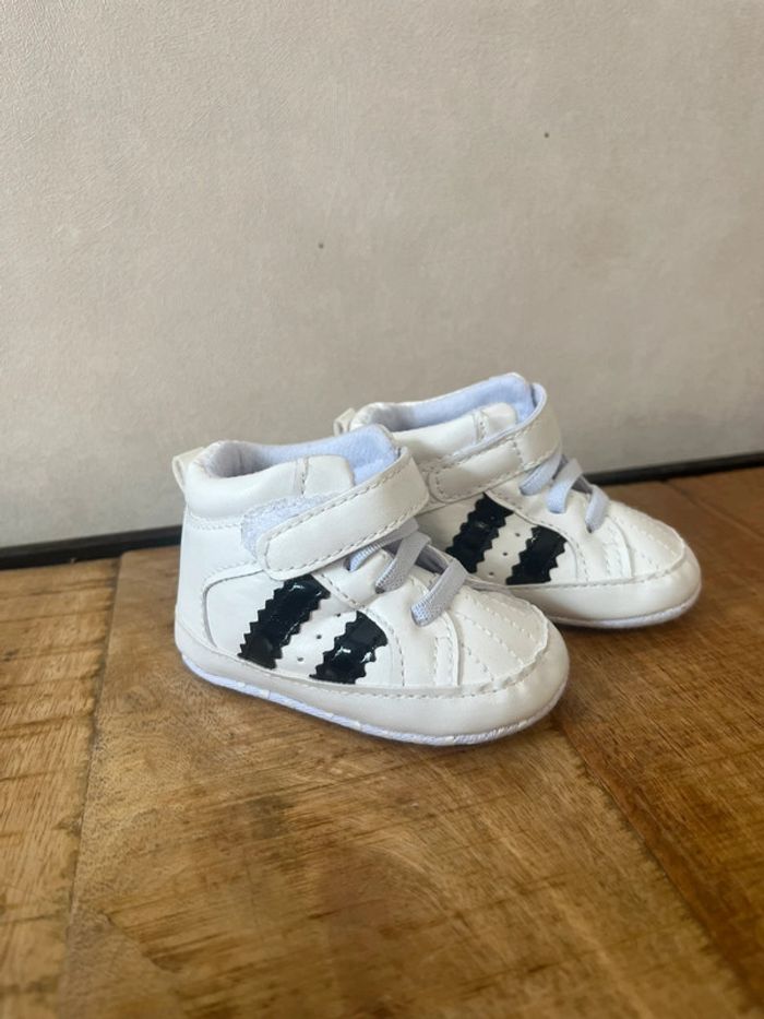 👟 Baskets bébé blanches et noires – Taille 18 – Neuves