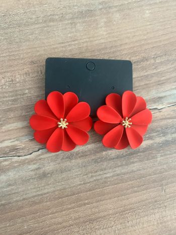 Boucles d’oreilles fleurs rouge neuve  Diamètre environ 4cm