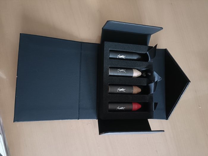 Lot de 4 palettes YSL totalement neuves - photo numéro 3