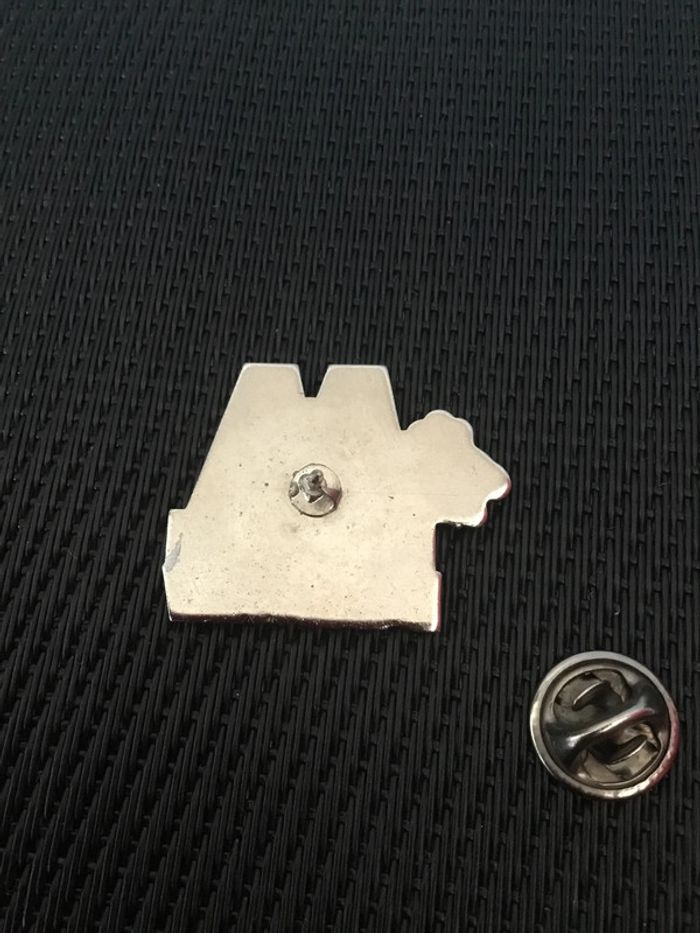 Pin’s LC Waikiki vintage singe - photo numéro 3