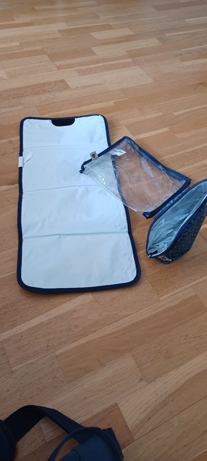 Sac à langer + accessoires- petit prix ! - photo numéro 2