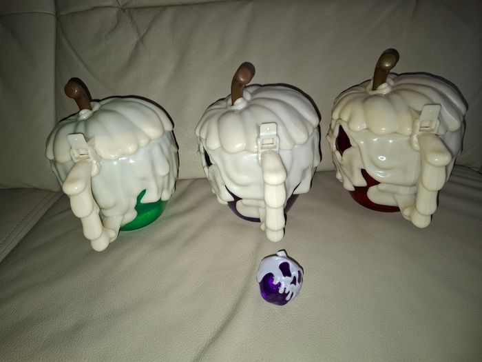 Lot de 3 pommes empoisonnées de belle neige disney
180 € - photo numéro 8