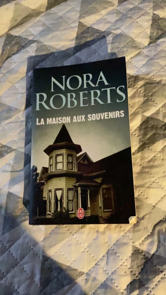 #la maison aux souvenirs Nora Roberts - photo numéro 2