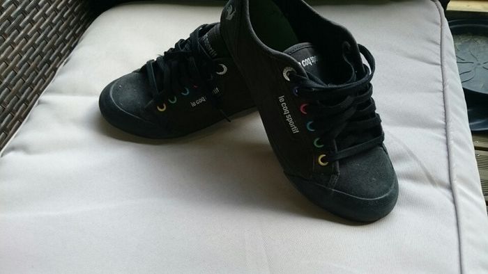 Basket noir le coq sportif avec oeillets de couleurs