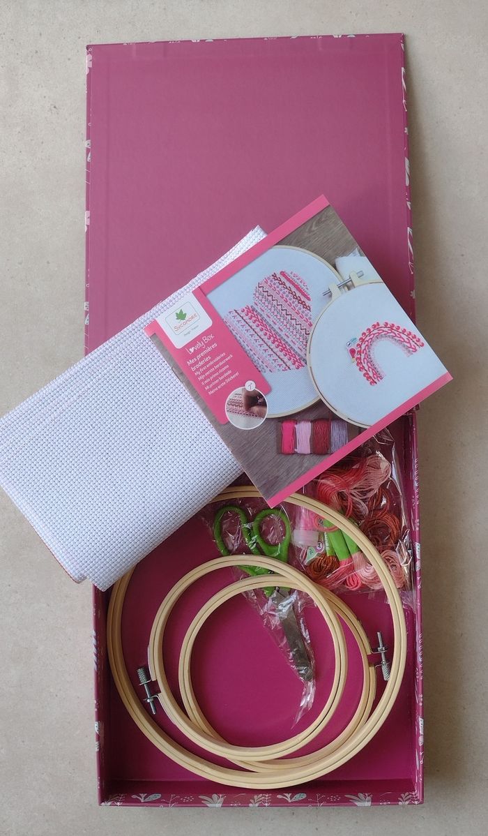 Coffret neuf  Lovely box de Sycomore Mes premières broderies - photo numéro 3