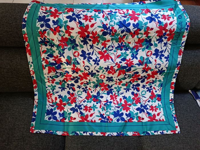 A saisir, NEUF , magnifique foulard " lulu castagnette" ( bien lire merci) - photo numéro 2