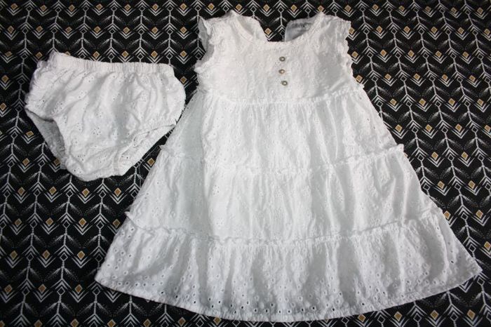 Robe blanche Manches courtes + culotte en broderie en 3 mois
