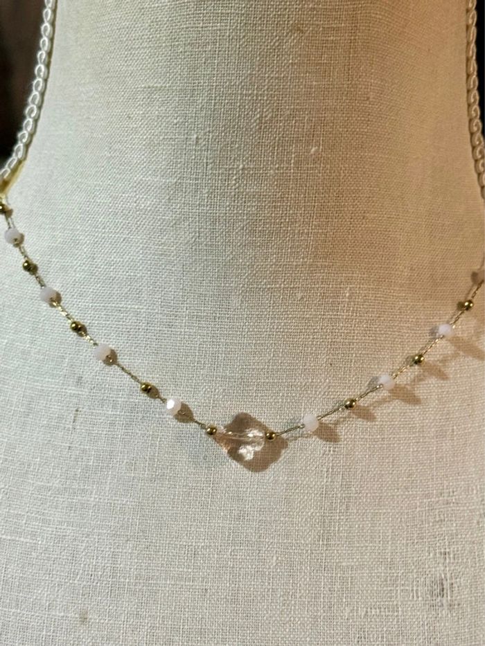 Collier réglable acier inoxydable or perle et trèfle rose pastel