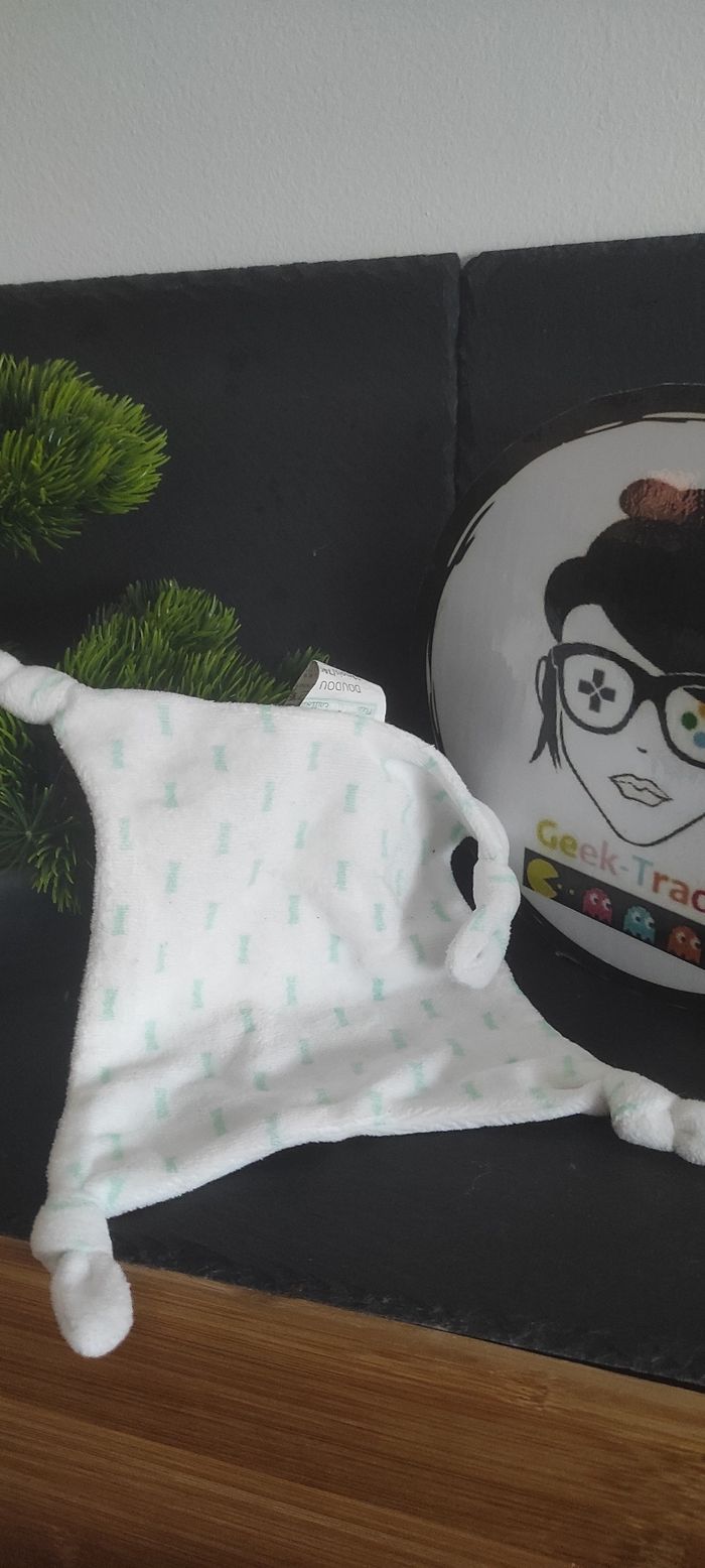 Doudou plat carré bleu blanc vert noeud papillon mes petit cailloux Trait Noeuds